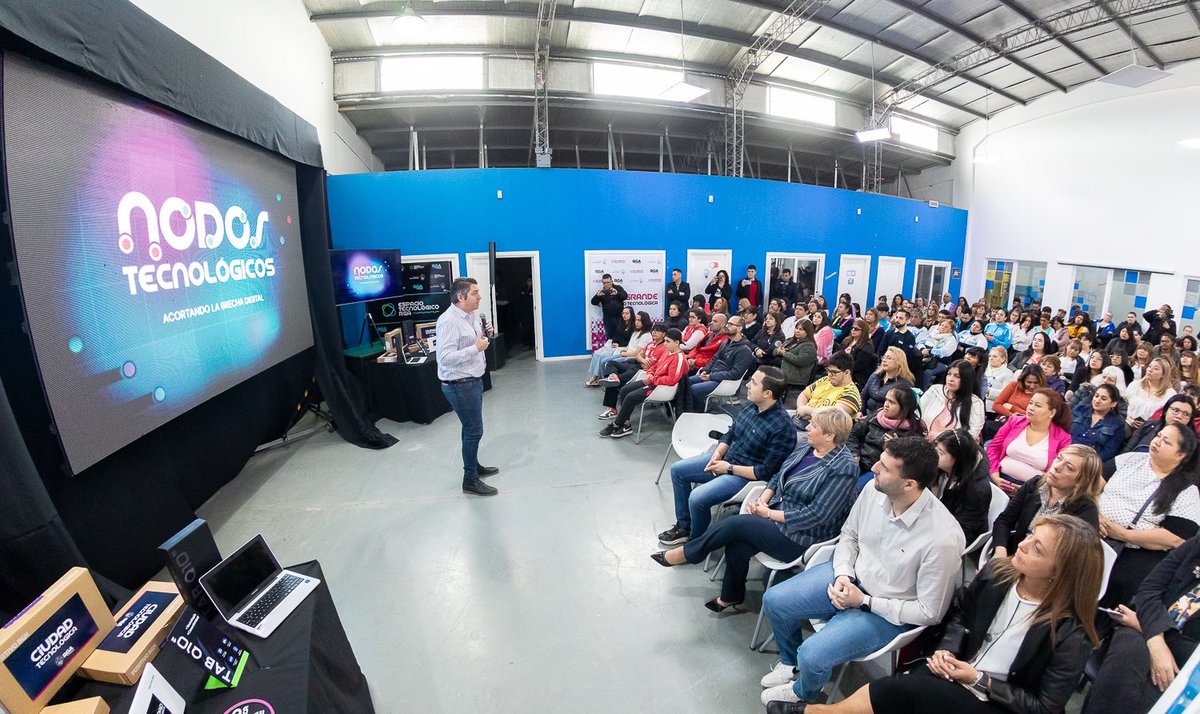 GonzaFerro's tweet photo. Un paso hacia adelante en la agenda tecnológica y del conocimiento en Río Grande.

27 nuevas instituciones de la ciudad recibieron equipamiento y se sumaron a la red municipal de Nodos de Inclusión Tecnológica.

Nuevos espacios de aprendizaje vinculados a la tecnología. https://t.co/j5KywUFP5O