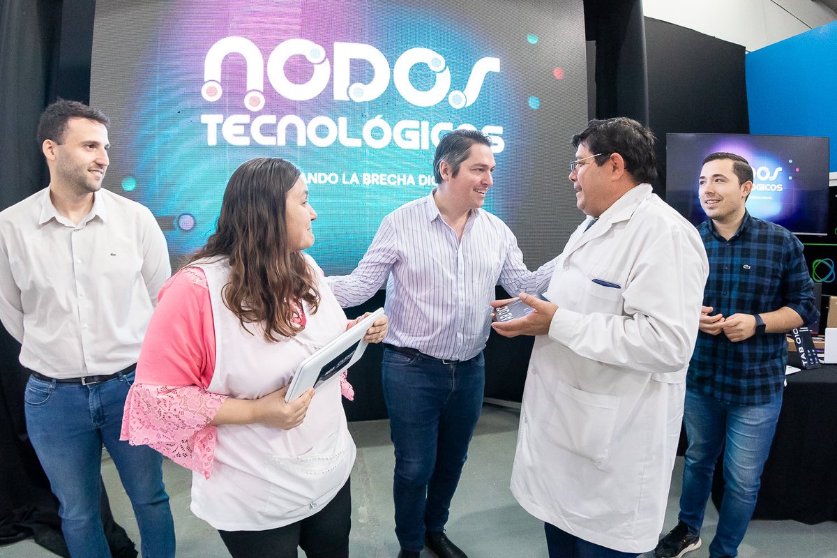 GonzaFerro's tweet photo. Un paso hacia adelante en la agenda tecnológica y del conocimiento en Río Grande.

27 nuevas instituciones de la ciudad recibieron equipamiento y se sumaron a la red municipal de Nodos de Inclusión Tecnológica.

Nuevos espacios de aprendizaje vinculados a la tecnología. https://t.co/j5KywUFP5O
