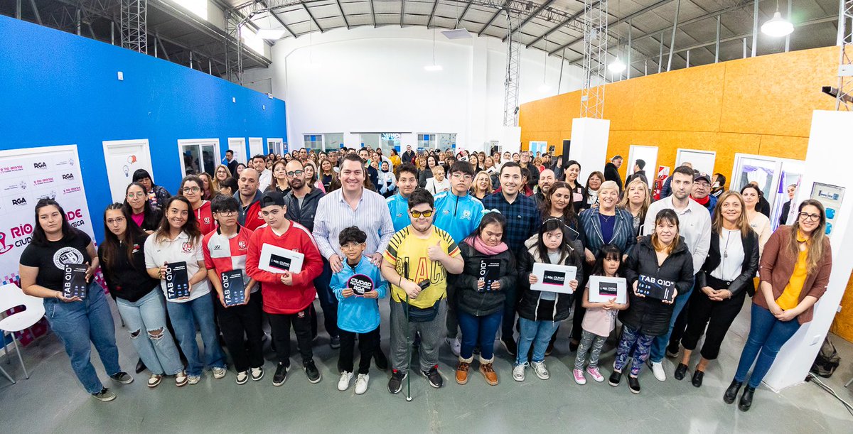 GonzaFerro's tweet photo. Un paso hacia adelante en la agenda tecnológica y del conocimiento en Río Grande.

27 nuevas instituciones de la ciudad recibieron equipamiento y se sumaron a la red municipal de Nodos de Inclusión Tecnológica.

Nuevos espacios de aprendizaje vinculados a la tecnología. https://t.co/j5KywUFP5O