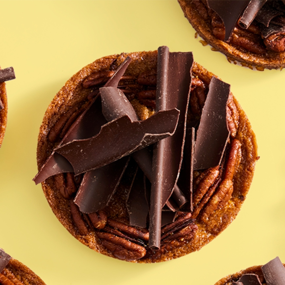 Happy Thanksgiving  🇺🇸
We hope you're enjoying a day filled with family, friends, and of course, delectable chocolate desserts. 
 🍪Chocolate Pecan Cookies by Chef Lauren Haas with our Extra Bitter Guayaquil 64% dark chocolate.
#ExpressYourTrueNature #CacaoBarry #Thanksgiving