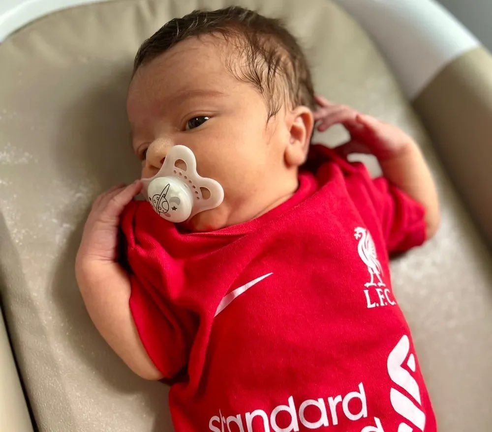 futebol_info's tweet image. Torcedor fanático do Liverpool, Lithierry Nascimento, de Caruaru, no Agreste do Pernambuco, batiza filho com nome de Salah.

O plano do pai era homenagear também o atacante Roberto Firmino e colocar o nome do filho de Roberto Salah, mas a sua esposa contrariou a ideia.

Segundo…