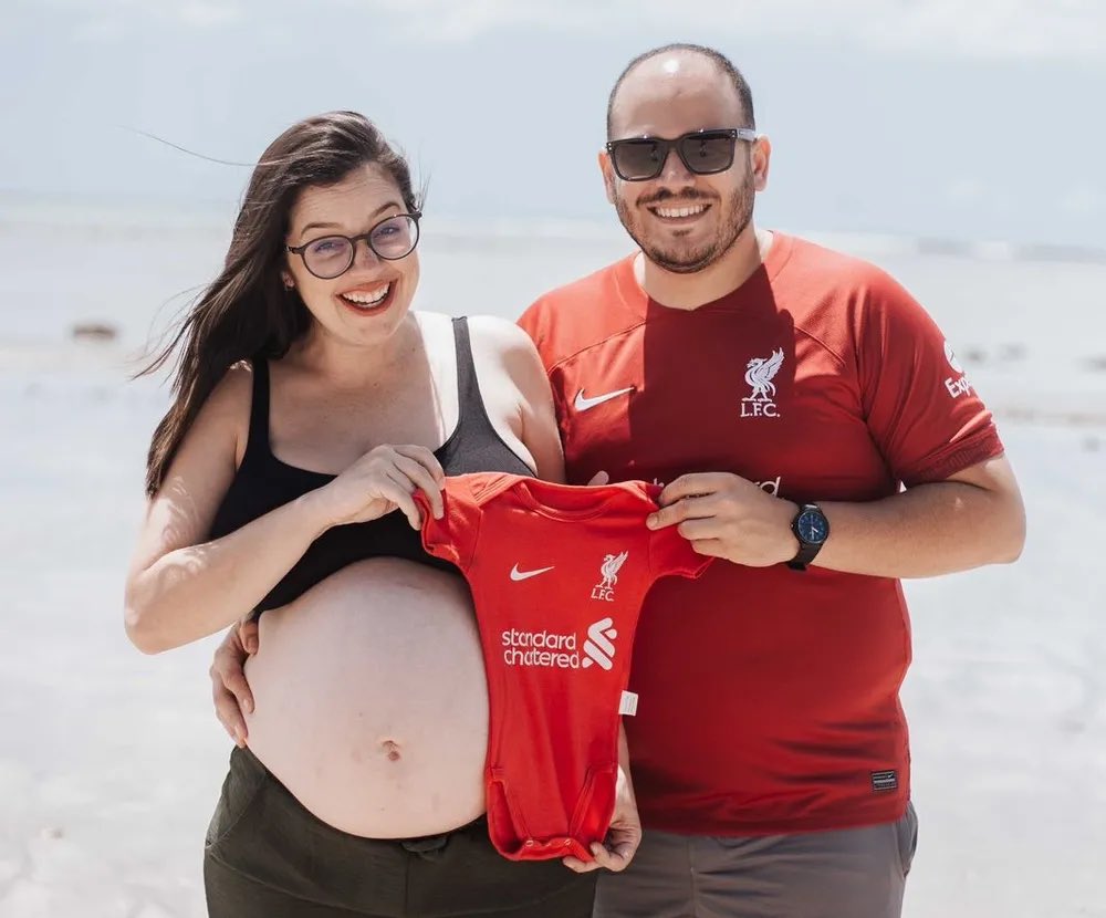 futebol_info's tweet image. Torcedor fanático do Liverpool, Lithierry Nascimento, de Caruaru, no Agreste do Pernambuco, batiza filho com nome de Salah.

O plano do pai era homenagear também o atacante Roberto Firmino e colocar o nome do filho de Roberto Salah, mas a sua esposa contrariou a ideia.

Segundo…