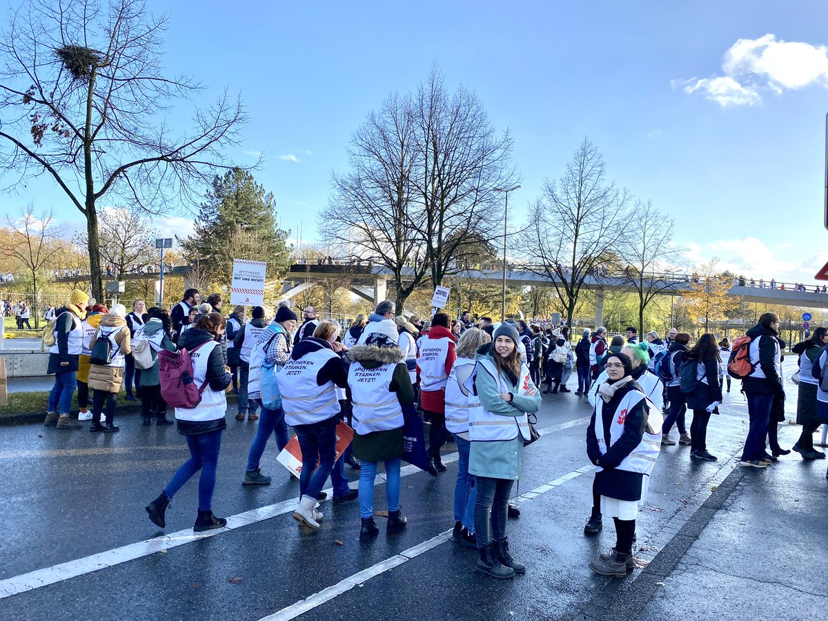 Auflösung an der Westfalenhalle. Die offiziellen Zahlen sind bis jetzt 5000 - wir haben den Eindruck, es waren mehr als im Juni in Düsseldorf. Und das war nur der Westen, ohne Nord, Ost und Süd!
#GesundheitBrennt #ApothekeBrennt #PraxisBrennt