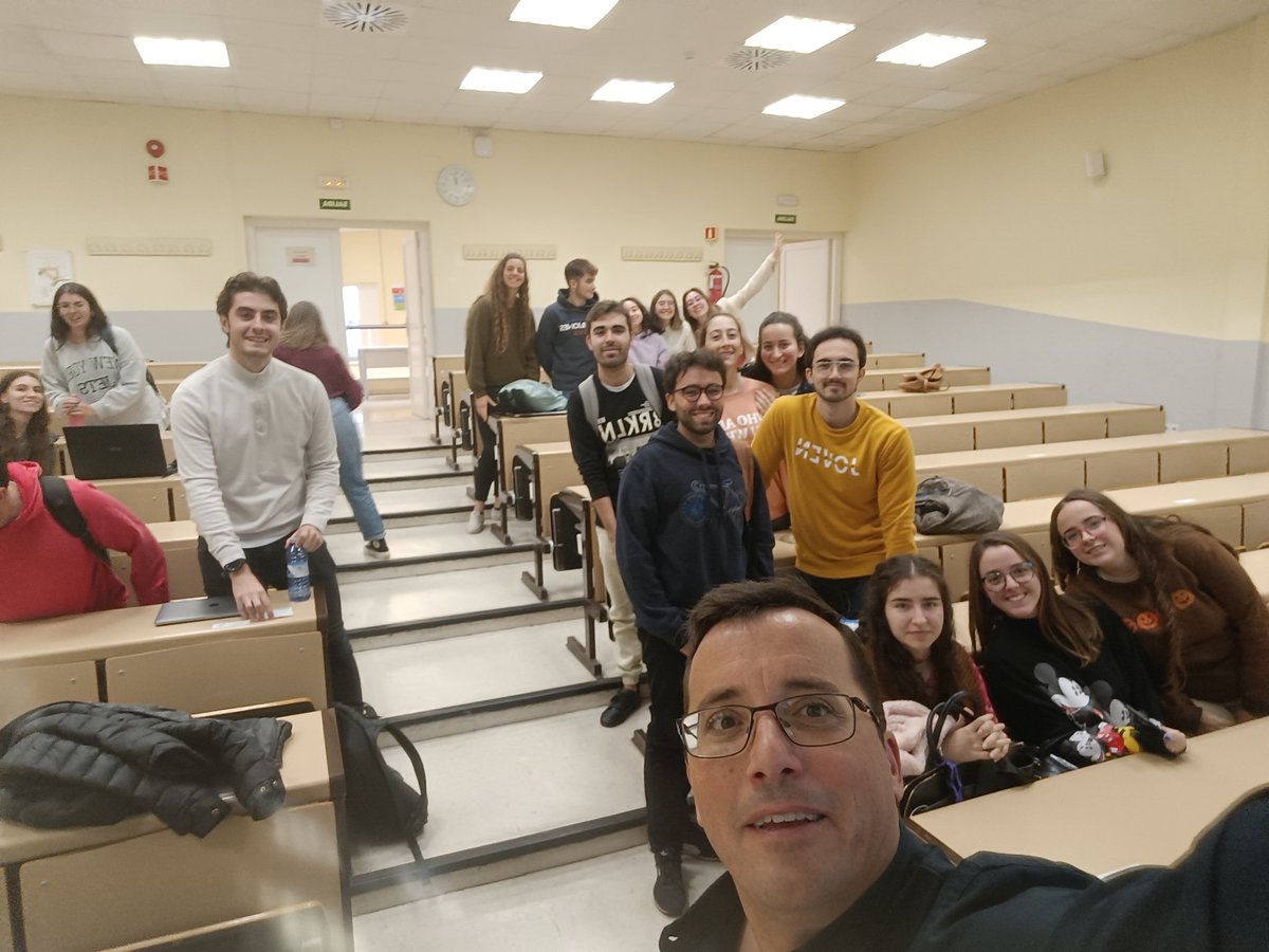 AntonioMagic32's tweet photo. Impresionante! Tenemos garantizada una magnífica generación de futuros médicos. Cuando la clase de Medicina LA DAN LOS ALUMNOS... Entender la Medicina es la clave. Y luego, a estudiar! Bravo!! https://t.co/M4Kh4YmJvI