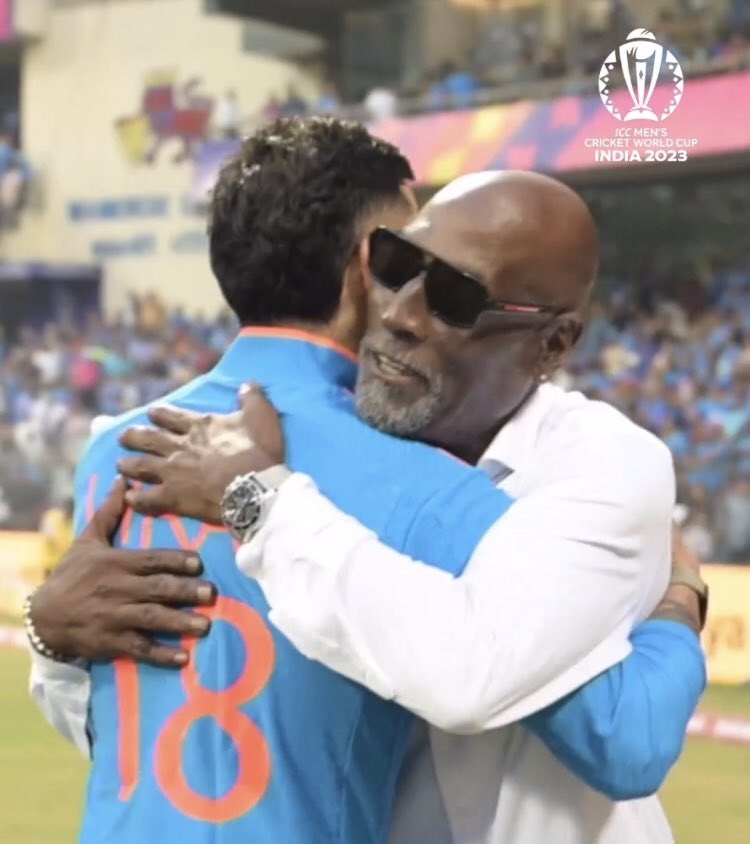 mufaddal_vohra's tweet photo. Sir Vivian Richards hugged Virat Kohli after his 50th century. https://t.co/G19wPfkuXw
