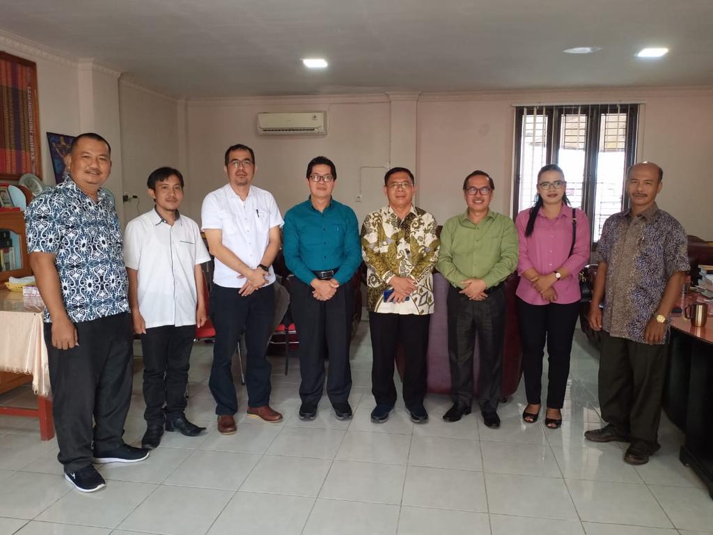 MeimanNaz's tweet photo. Kegiatan Hari ini... 
Pagi, kunjungan kepada Pemerintah Kab. Nias Utara. Lalu menjelang Siang, langsung ke Gunungsitoli tujuan Kantor Sinode bertemu dengan BPHMS BNKP. Suatu kehormatan, kebanggaan dan momen tersendiri yg jarang terulang.

#Selalu_Manise https://t.co/mFlIX562xu