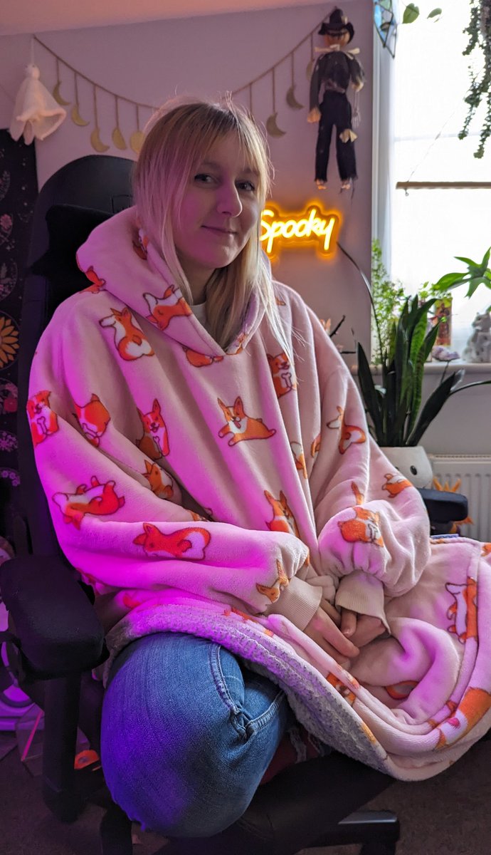 GlitteringGh0st's tweet photo. #AD It's Oodie season! 

And they're doing a Black Friday sale with 60% off (almost) everything 👀

@The_Oodie was the first Xmas gift I ever bought for Foz and I don't think I've ever managed to top it 😂 We both live in them now 💖

https://t.co/h2Yz9IrLt4 https://t.co/nIAAGlHesD