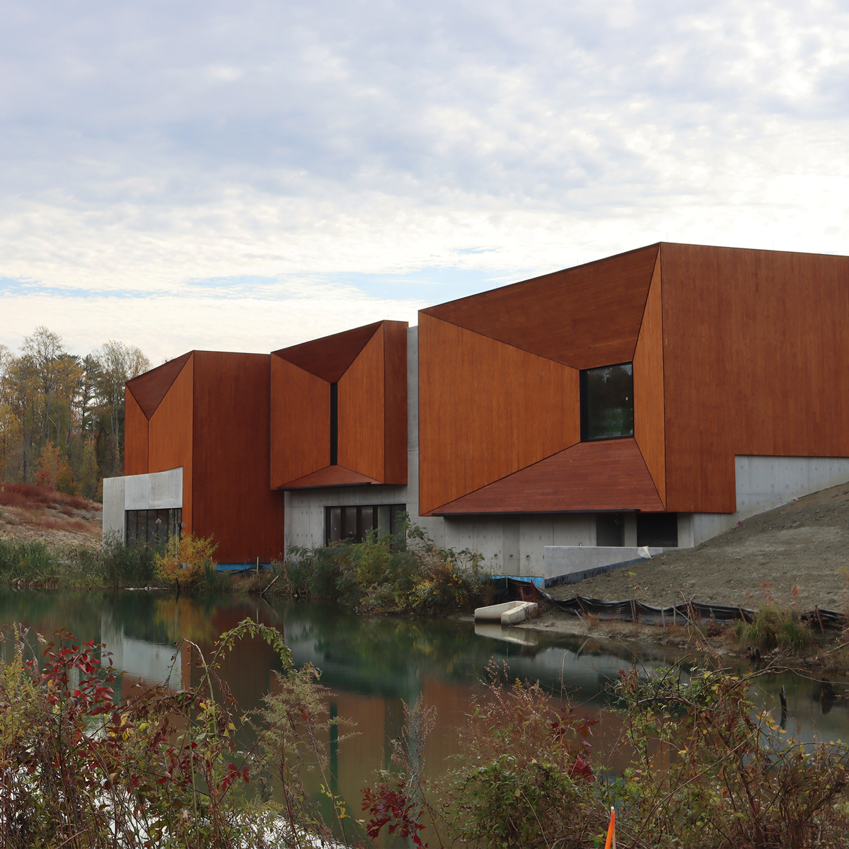 Rowan University's impressive Jean &amp; Ric Edelman Fossil Park Museum will feature over 34,000 sq. ft. of reSAWN TIMBER co.’s CUSTOM FSC®-Certified (FSC® C122513) Accoya® exterior cladding.
+
Architect: Ennead Architects =
