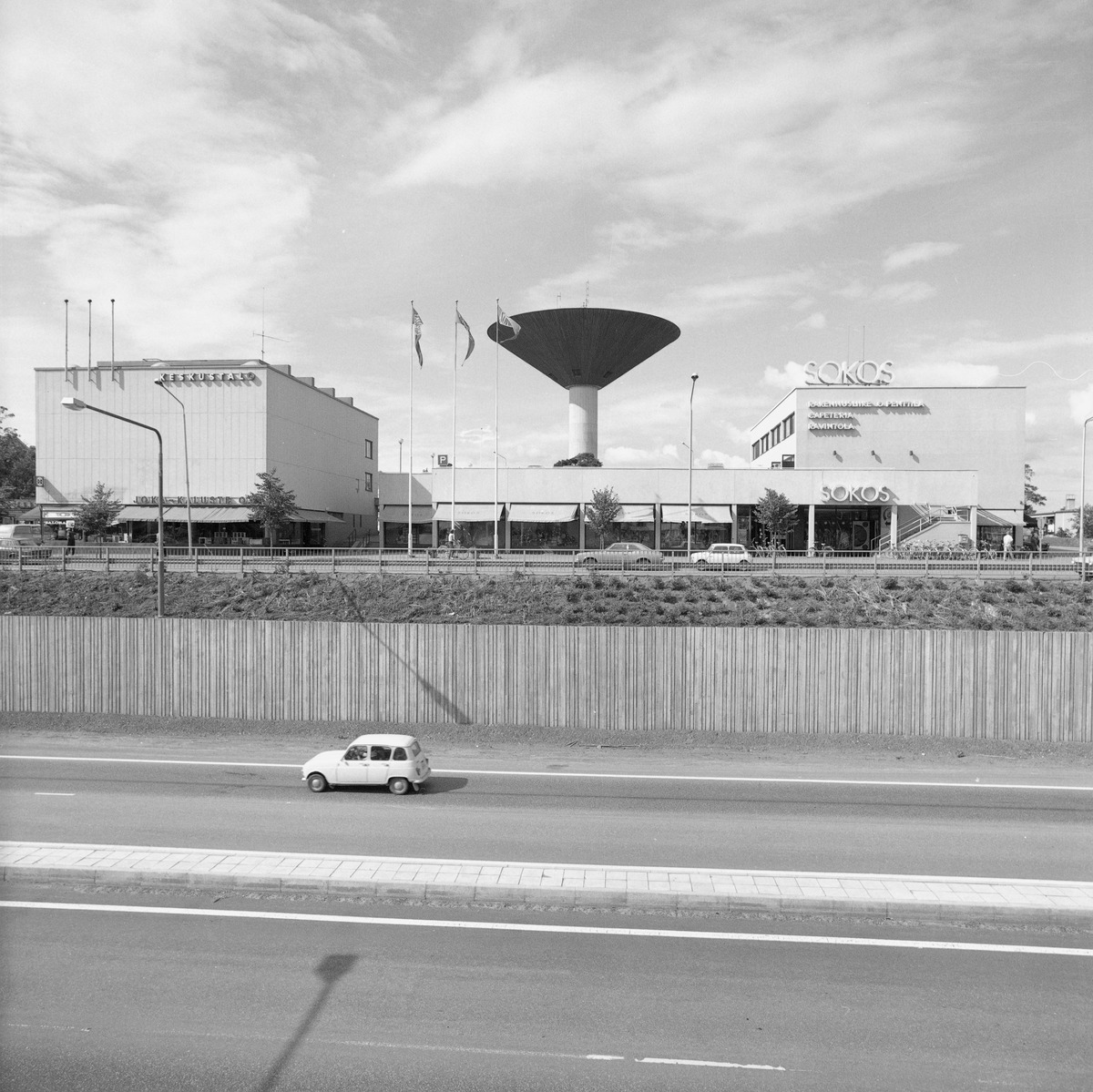 Museoviraston erikoistutkija Juhana Lahti kertoi modernin rakennusperinnön toimintaohjelmasta ja sen roolista 1940-luvun jälkeisen rakennusperinnön vaalimisessa. Lue koko juttu Archinfon sivuilta: 

archinfo.fi/artikkelit/juh…

#apoli

Kuva: Teuvo Kanerva / Museovirasto