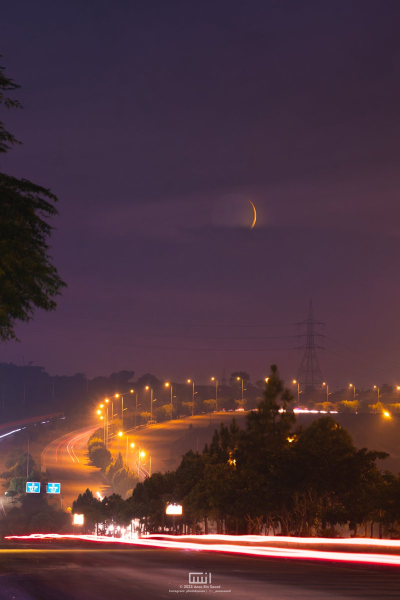 _anassaeed's tweet photo. The Moon setting in the western skies of Rawalpindi https://t.co/VJkUSUxdGk