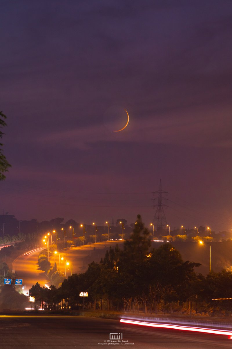 _anassaeed's tweet photo. The Moon setting in the western skies of Rawalpindi https://t.co/VJkUSUxdGk