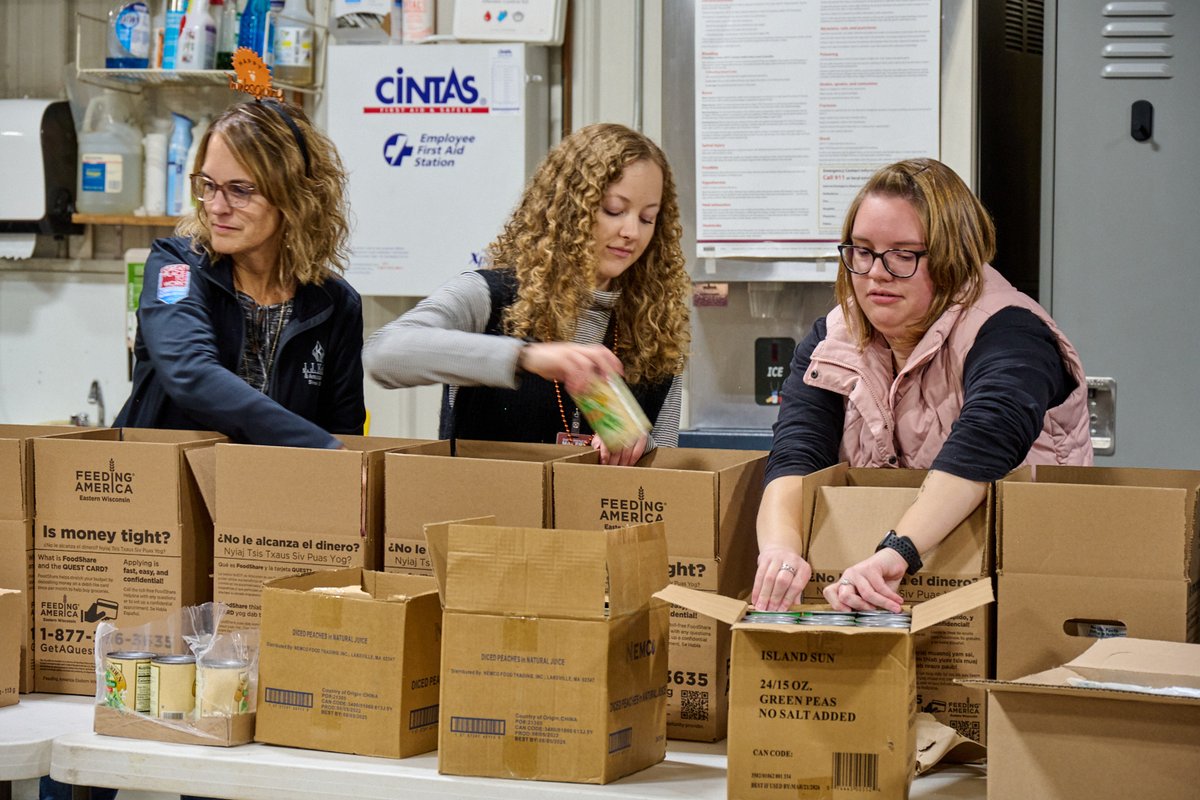 JJKellerJobs's tweet photo. Yesterday on our Corporate Campus, associates packed holiday meals for 500 families. It’s a November tradition here @JJKeller. What a great day to help others, in partnership with @FeedAmericaWI and the J. J. Keller Foundation, Inc.! Thank you to all associates who volunteered to help our neighbors in need. #jjkellerdifference
