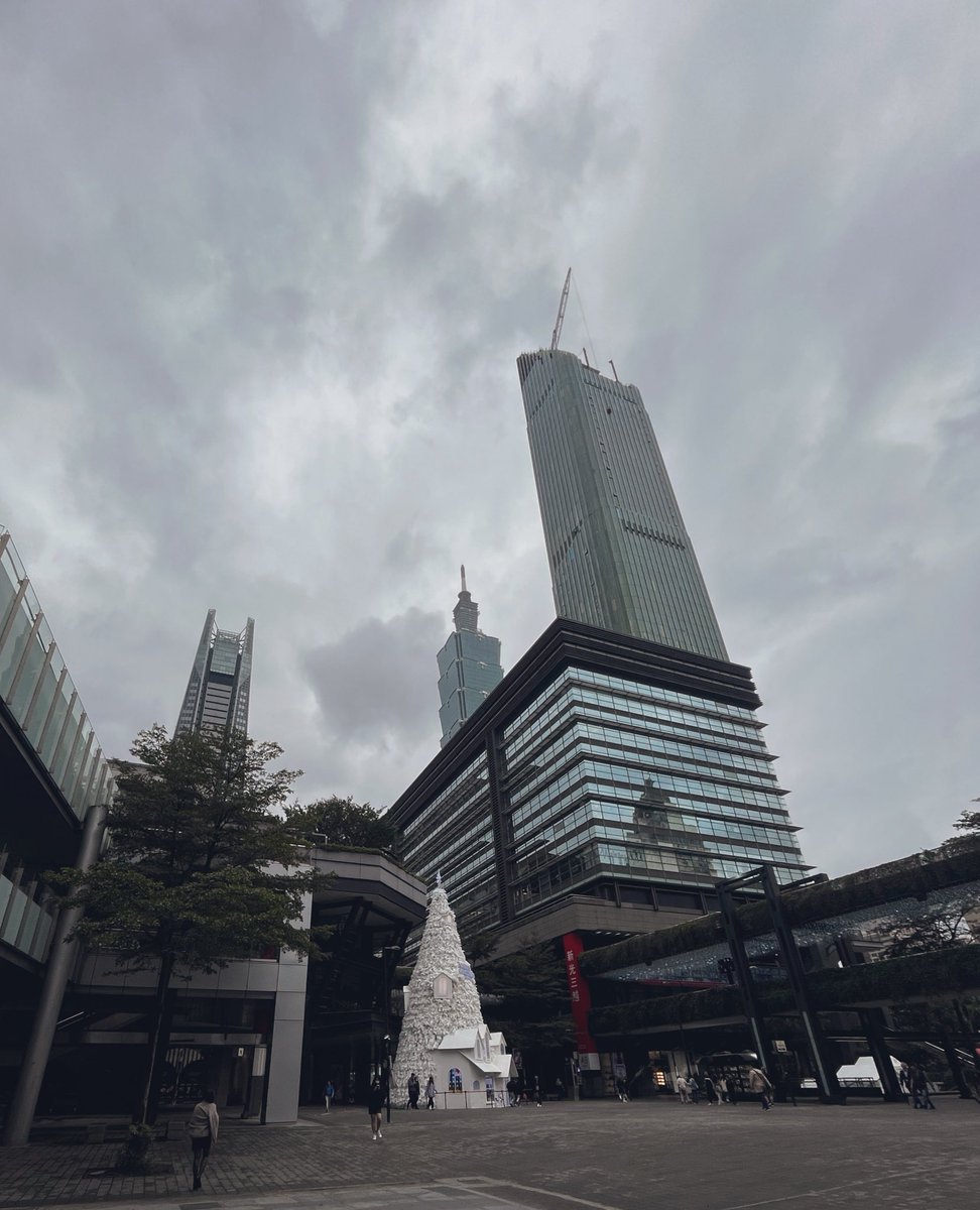 It’s starting to look a lot like Christmas in Taipei. Let us breathe 😂😂😂