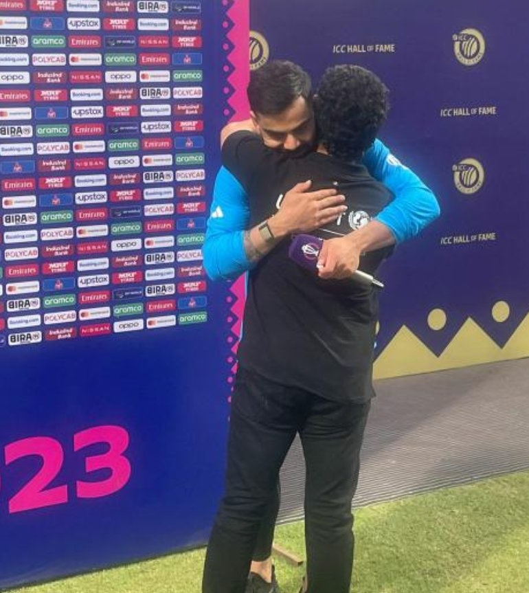 CaptainBlack80's tweet photo. Sachin encourage Kohli💥

Mentalan ~ என்ன அவன் ரெகார்ட ப்ரேக் பண்ணதுக்கு அவனே வாழ்த்துறான் லூசா இருப்பானோ😂
#IndiaVsNewZealand https://t.co/QRrpyO5EO4
