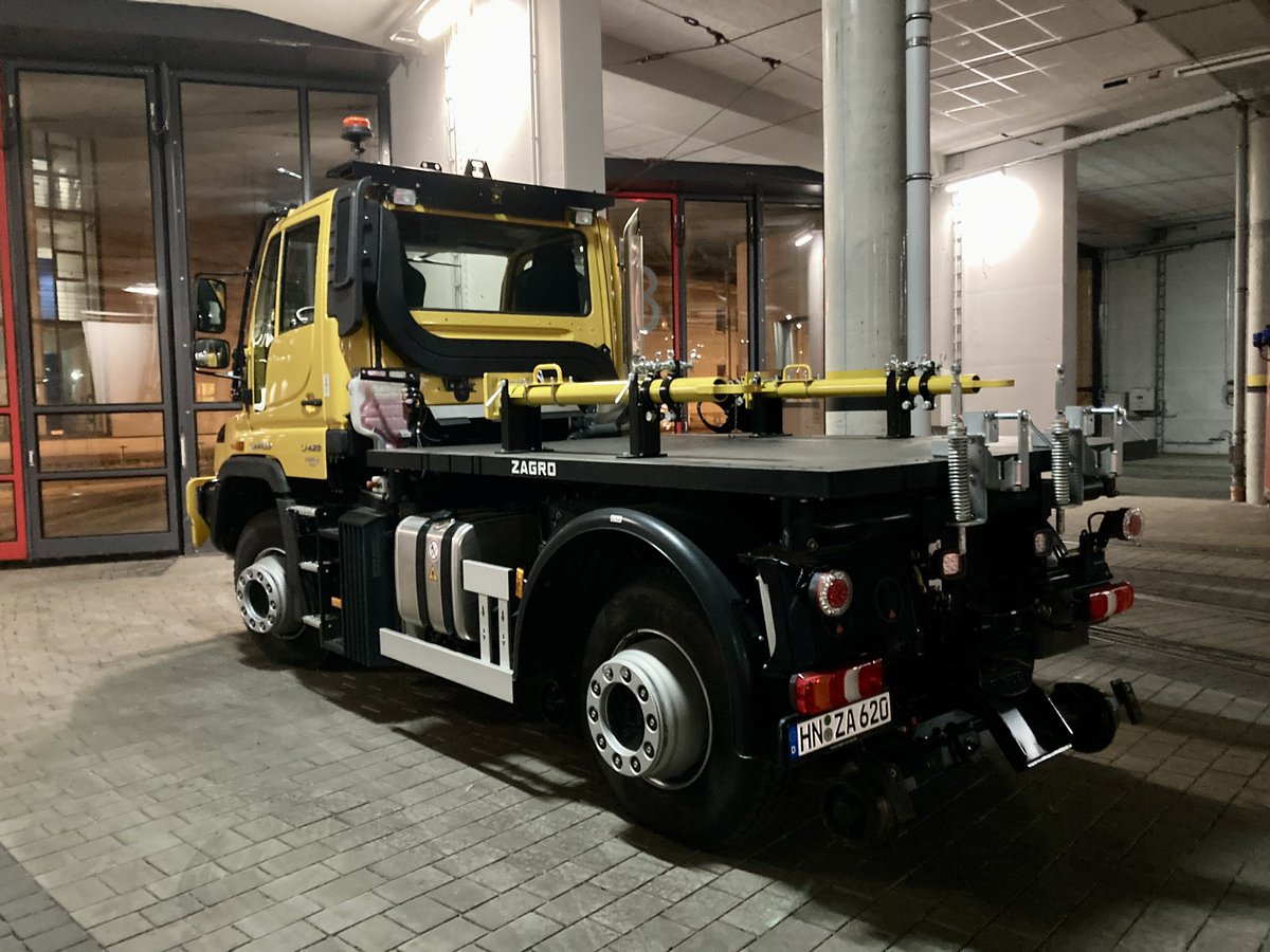 GeorgAlbrecht1's tweet photo. mein Lieblings-#Schienenfahrzeug: „#Zweiweg“-#Unimog! 😎💛 #Zagro https://t.co/TRZl97heTy