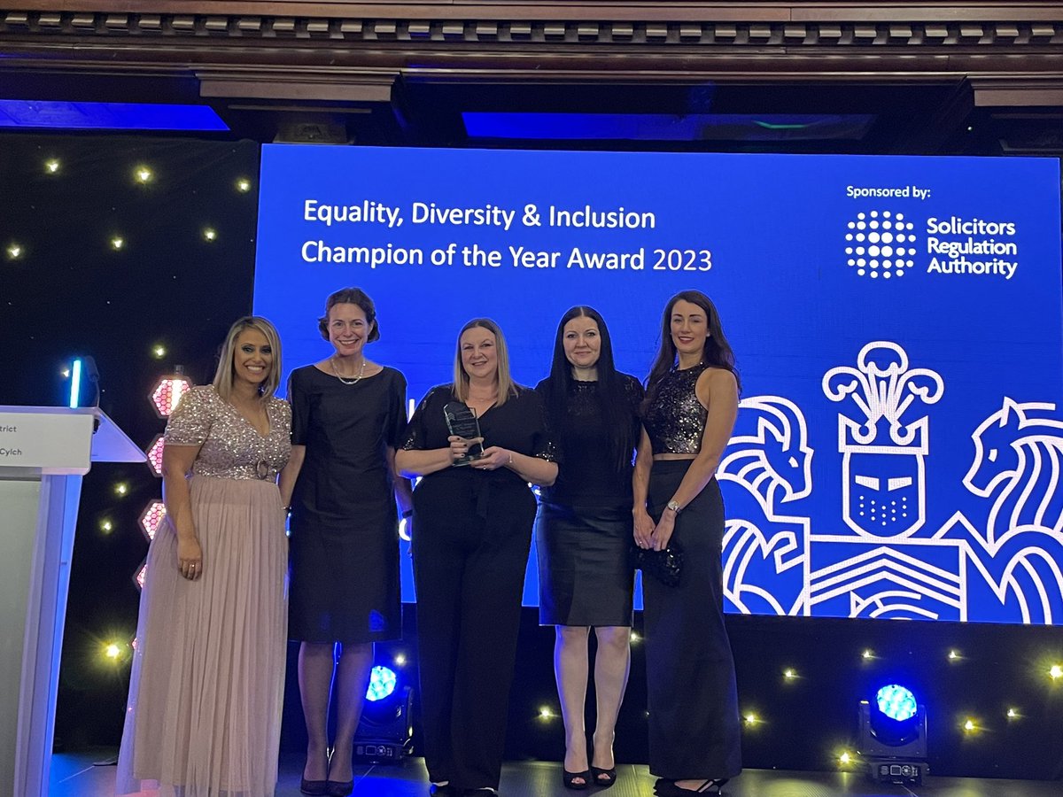 It was great to attend @CardiffLawSoc’s Annual Dinner on Friday on behalf of @sra_solicitors with @briefoverview. We sponsored the EDI award as part of our commitment to supporting an inclusive and diverse legal sector in Wales. Congratulations to winners @HardingEvans
