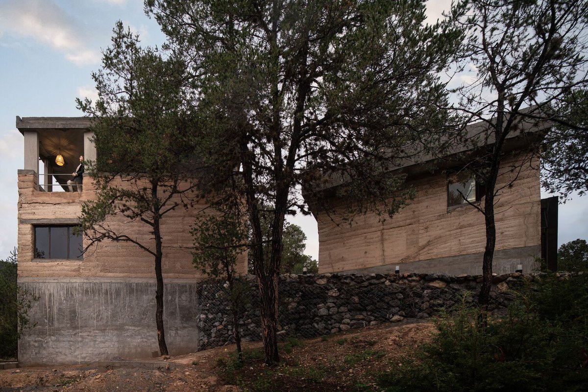 ArchDaily's tweet image. The project emerged from conversations with clients seeking a spiritual refuge—a broader concept of home. The #design embodies relaxation, peace, silence, meditation, and tranquility in its forms, spaces, and atmospheres. ow.ly/c2y050Q7pJ3 
#architecture #housedesign