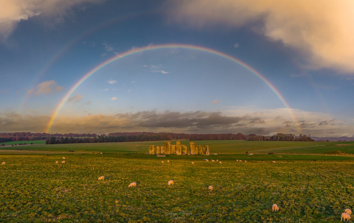 Stonehenge tweet media
