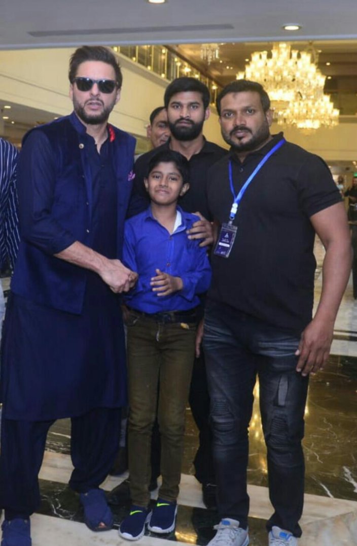 TEAM_AFRIDI's tweet photo. Lala with his fans 👍 https://t.co/Mh2KOHl0Re
