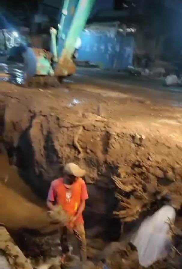 yusufgunawan's tweet photo. Info &amp; foto dr rekan terjadi kembali, pipa PDAM kena back hoe 😭😭😭 malam ini ketika penggalian tanah untuk proyek drainase. 

Lokasi: Jl. Ki Ageng Gribig

Oh ala … why &amp; why …

Semoga bisa segera diperbaiki sehingga warga yang terdampak bisa cepat teraliri air bersih kembali https://t.co/IBO9z4jOry