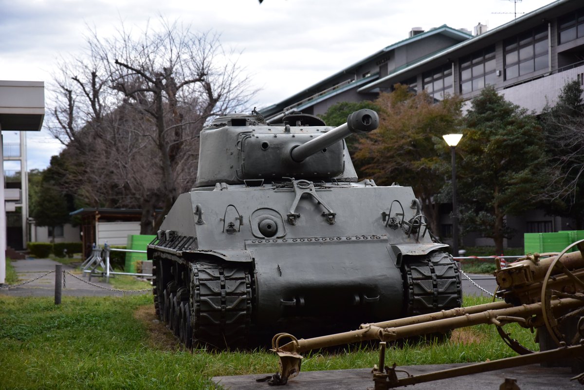 Yurutabi_Story's tweet photo. 開校祭の写真を見返していたらガルパン見たくなって来た。笑
劇場版最終章まだやってよね？
砲身思ったよりも太くて、当たったら絶対にミンチやん

#防衛大学校開校記念祭 #開校祭 #ガルパン https://t.co/M0qn00TSLL