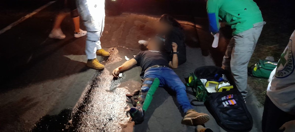 SoyapangoVerde's tweet photo. 📍Carretera de oro, cerca del puente San José. 

🚨Motociclista accidentado🚨

✅️Esta madruga fuimos alertados para atender a masculino de 27 años quien colisionó con una rastra, ocasionandose posibles fracturas  en fémur, tibia y peroné,  fue estabilizado y trasladado. https://t.co/WStT7S9TkW