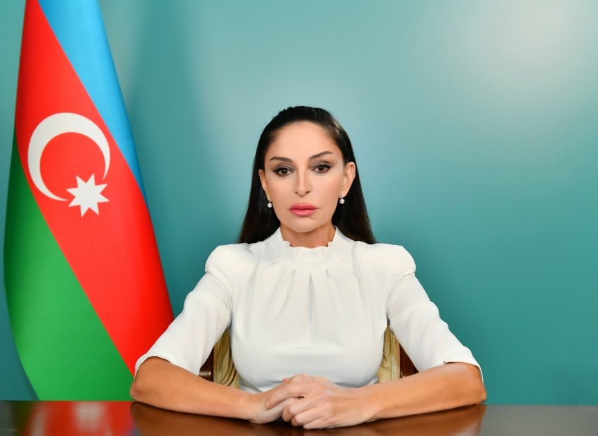 Vusal82's tweet photo. Azərbaycan Respublikasının Birinci xanımı Mehriban Əliyeva noyabrın 15-də İstanbulda keçirilən dövlət və hökumət başçılarının xanımlarının “Fələstin üçün tək ürək” toplantısının iştirakçılarına müraciət edib.

https://t.co/2vlzBwoLif https://t.co/Ct6zt61O7M
