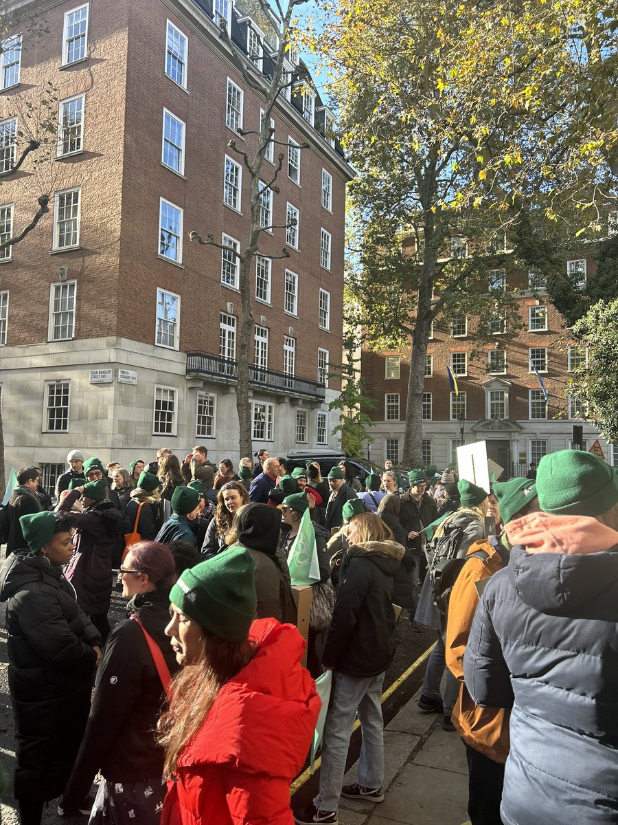 GFTU1's tweet image. 👏Incredible @AEPsychologists #SaveOurServices demonstration today in London. 

✍️Support the campaign and sign the petition here: bit.ly/sos_petition

#GFTU