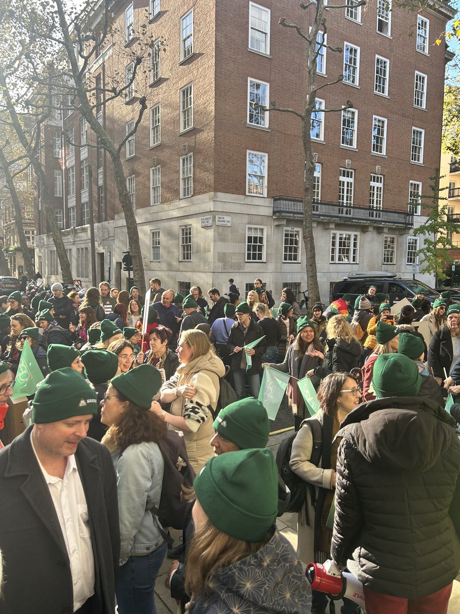 GFTU1's tweet image. 👏Incredible @AEPsychologists #SaveOurServices demonstration today in London. 

✍️Support the campaign and sign the petition here: bit.ly/sos_petition

#GFTU