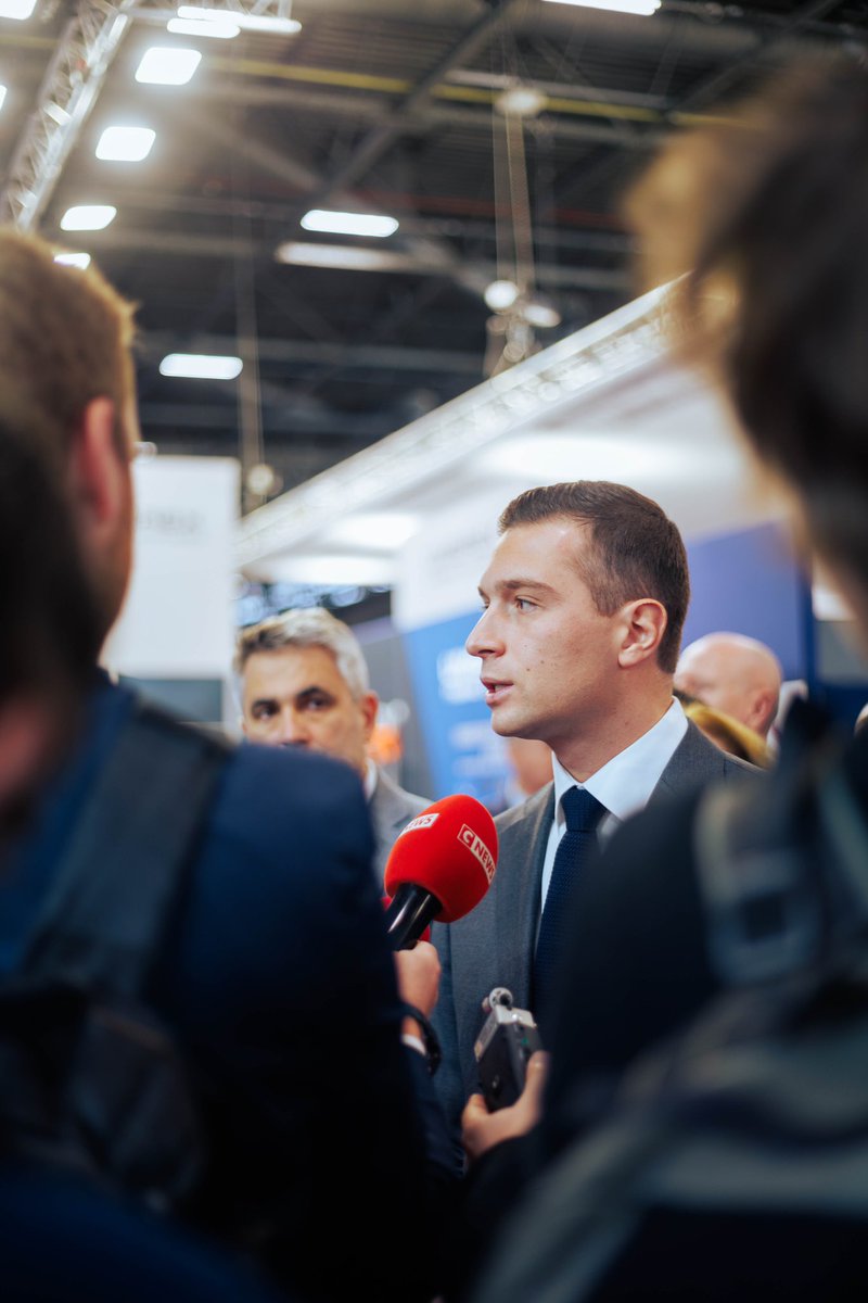 J_Bardella's tweet image. Je veux qu’on arrête de jeter l’opprobre sur les forces de l’ordre. Aujourd’hui, nos policiers sont des cibles dans d’innombrables quartiers. 

Si l’on veut rétablir l’autorité de l’Etat, il faut soutenir l’uniforme : c’est ce que je suis venu dire aujourd’hui au #Milipol.