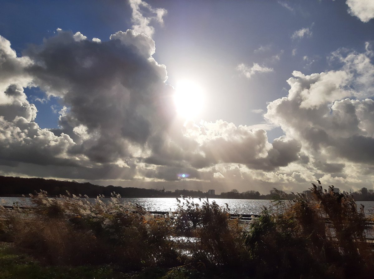 MEKloppenburg's tweet photo. Rondje #Kralingseplas. Genoten van de prachtige #wolkenluchten en de draaiende #Plasmolens, waar het heerlijk naar specerijen rook. #Rotterdam https://t.co/L52dyiQdy9