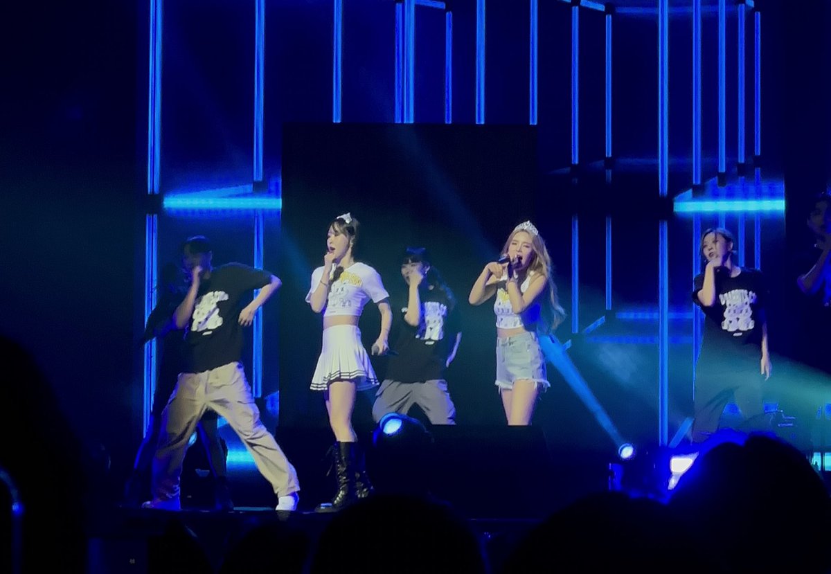 별이언니 in a skirt for SG encore??!!! 언니 what are you doing to meeee!! 
and their tiarasss 🥹🥹🥹 like the princesses and queens they are ✨✨

#TWO_RABBITS_CODE_SG #마마무플러스 #솔라 #문별  #mamamooplus #moonbyul #solar