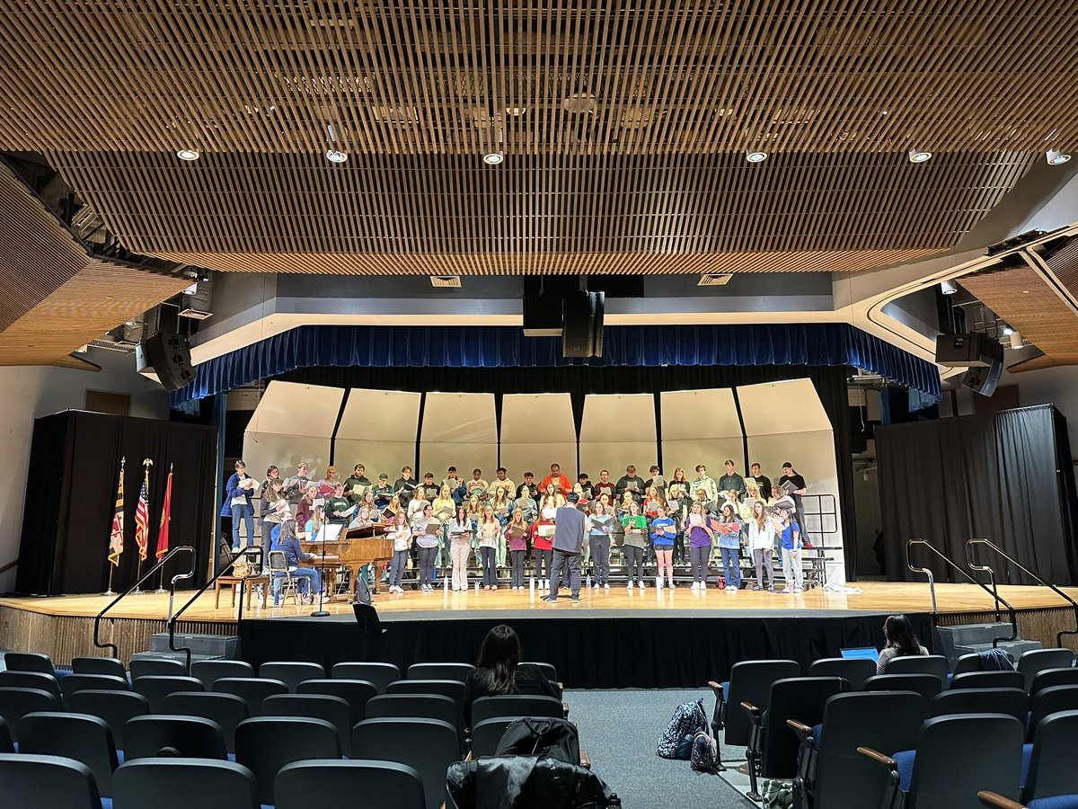 SMCPS_FineArts's tweet photo. Dr. Jin from @tumusic is doing a great job with our high school honors chorus. Can’t make it to tonight’s concert? Stream it here, https://t.co/kRIOsQfp6N https://t.co/pVDX4kAw8T
