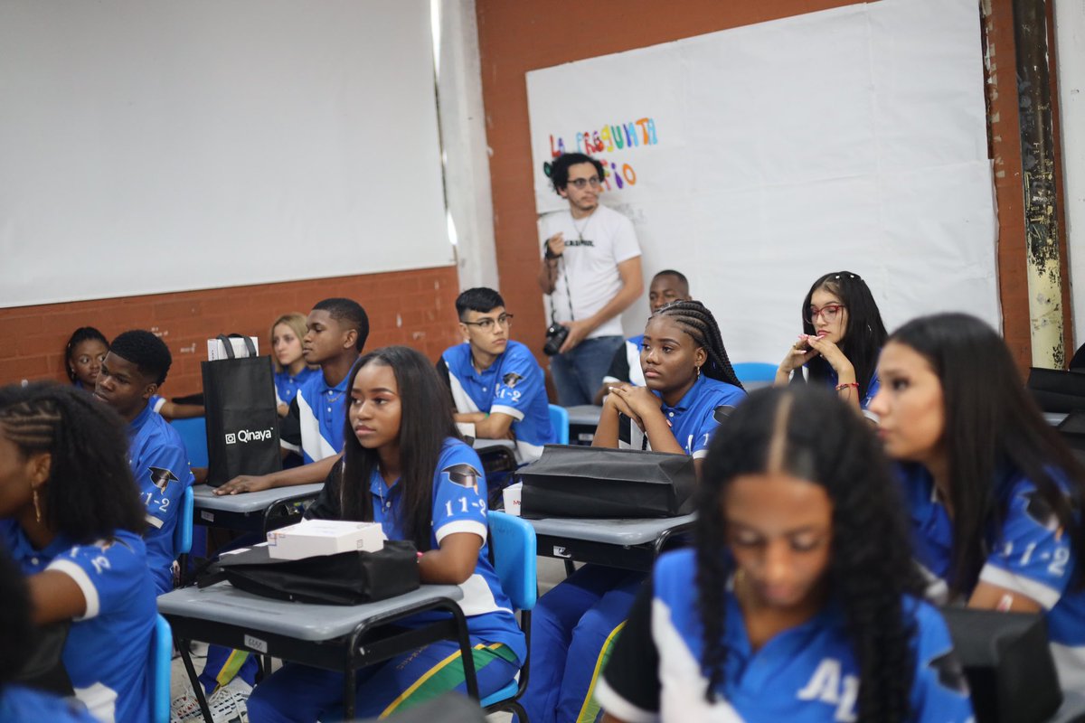 ¡Buenas noticias en Palmipilos!

Este mes entregamos 400 kits Qinaya a estudiantes apasionados. Este equipo transforma un televisor en un computador convirtiéndolo en una herramienta de aprendizaje donde los estudiantes podrán desarrollar sus habilidades de manera innovadora.