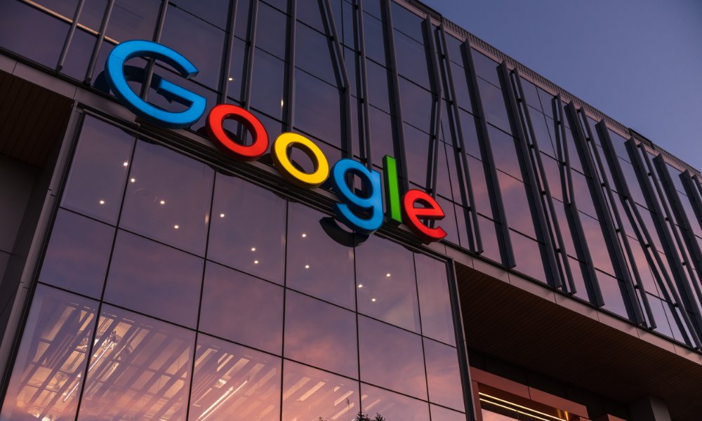stan_vick's tweet photo. ❗️#Google CEO #SundarPichai testified in a California trial, denying allegations of Google #monopolizing the app store market. He emphasized Google's fierce competition with #Apple and confirmed that Google pays Apple 36% of #iPhone search revenue. https://t.co/gTOKfSxfrj