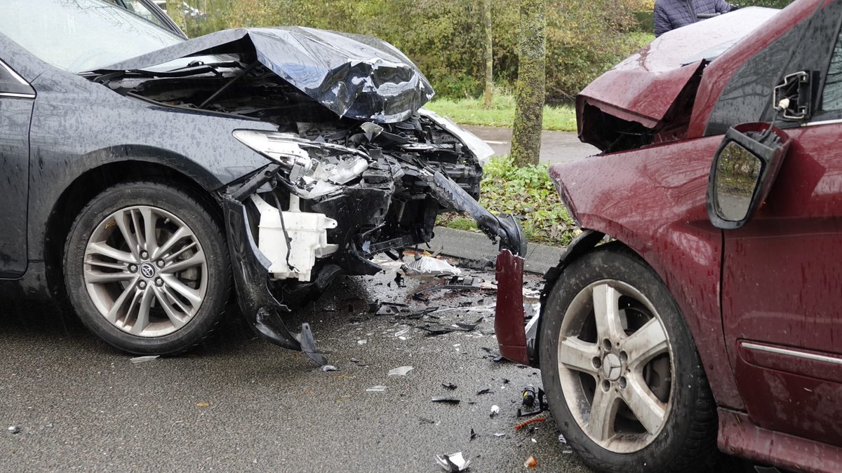 GLOCALmedia112's tweet image. GROOTEBROEK - Woensdagmorgen zijn twee auto's frontaal met elkaar in botsing gekomen op de Dirk Essenlaan. Een auto vloog uit de bocht, kwam op de verkeerde weghelft... 
Link 👇 in de reacties! 

#glocalmedia #prio1 #westfriesland