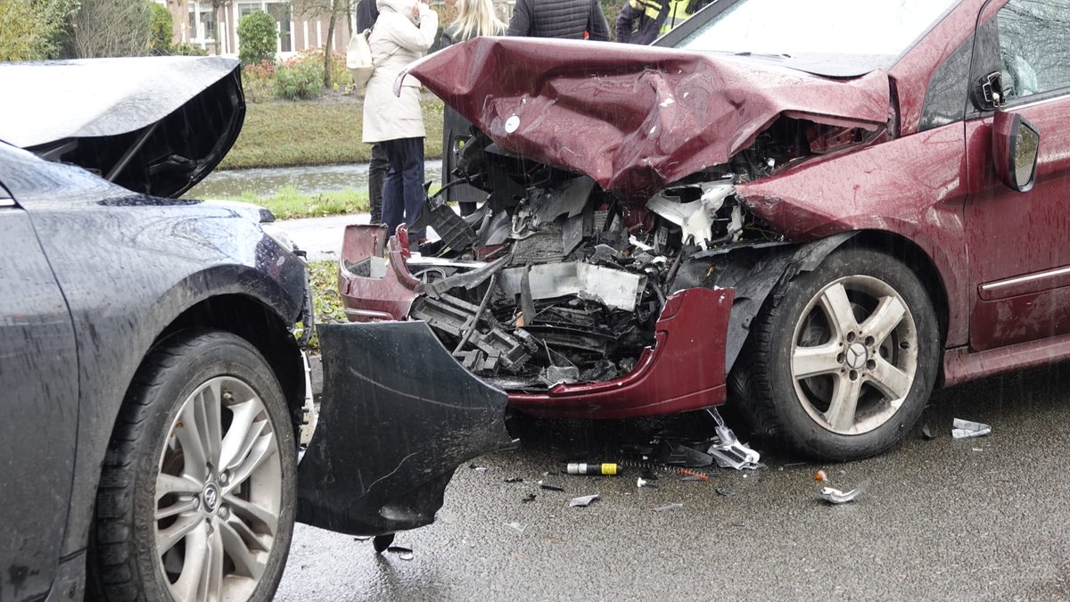 GLOCALmedia112's tweet image. GROOTEBROEK - Woensdagmorgen zijn twee auto's frontaal met elkaar in botsing gekomen op de Dirk Essenlaan. Een auto vloog uit de bocht, kwam op de verkeerde weghelft... 
Link 👇 in de reacties! 

#glocalmedia #prio1 #westfriesland