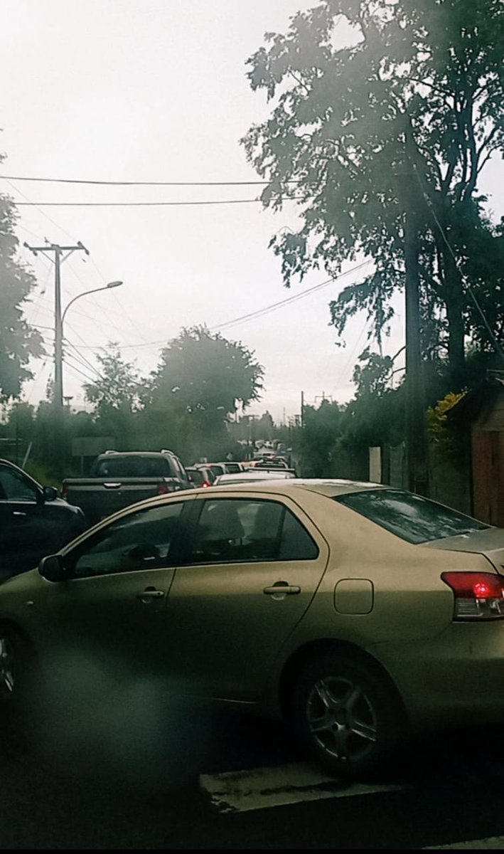 CrisHuenuqueo's tweet photo. @municipiotemuco @NeiraTemuco todos los días tenemos el problema de los tacos en la salida desde el sector Las Mariposas debido a las filas por la revisión técnica cercana, es el único acceso que hay en este sector, en caso de alguna emergencia puede haber una tragedia. https://t.co/FMNDXia7rI