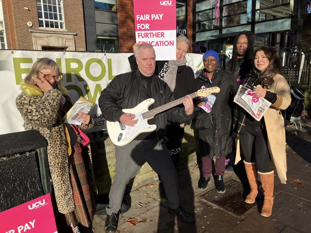 DaveBlacklist's tweet photo. Music, Art &amp; Agitation at the @UCU picket line at CONEL today 😎🎶🎶🎶
#FEStrike https://t.co/vO99ICQQUo