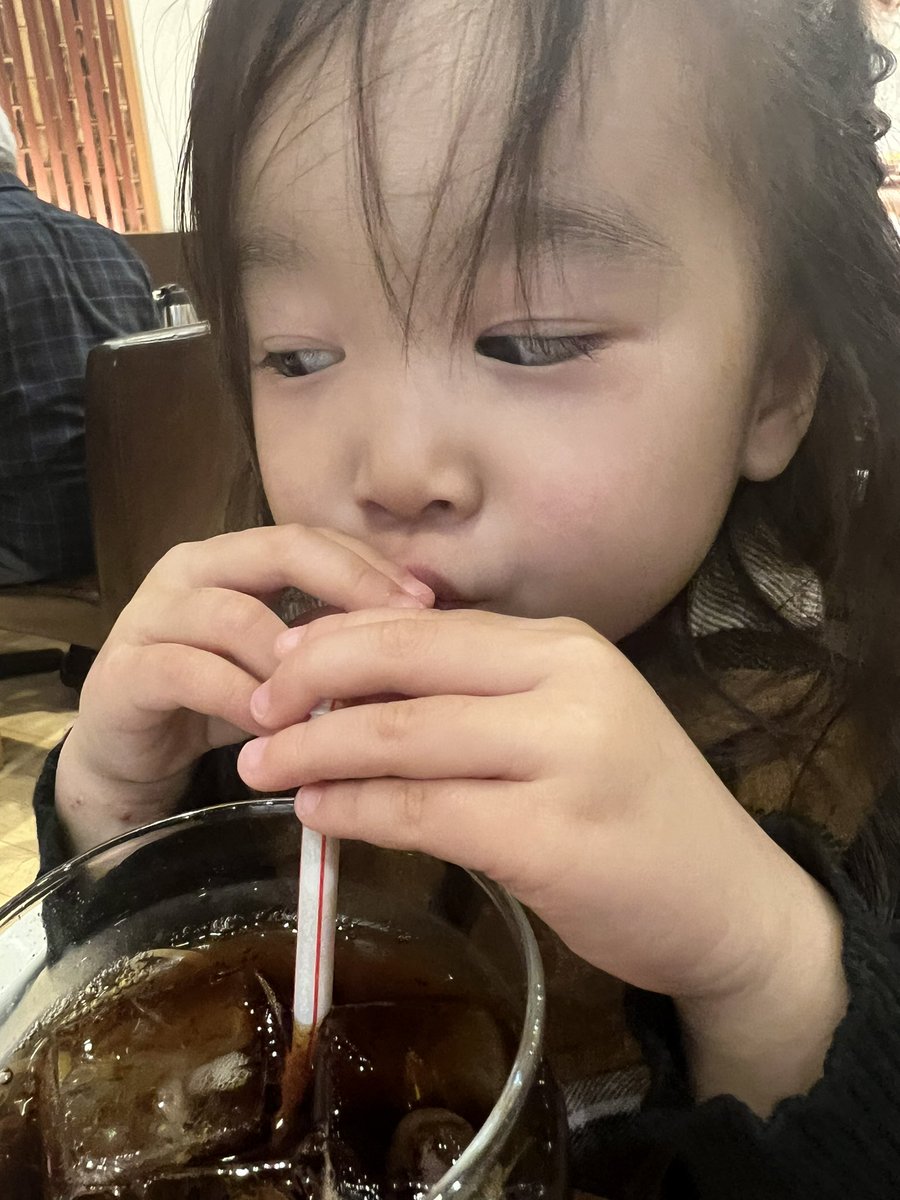 本日和食屋さんで選ばれたのは
●お子様うどん
●白ごはん
●コーラ
でした(๑و•̀ω•́)و