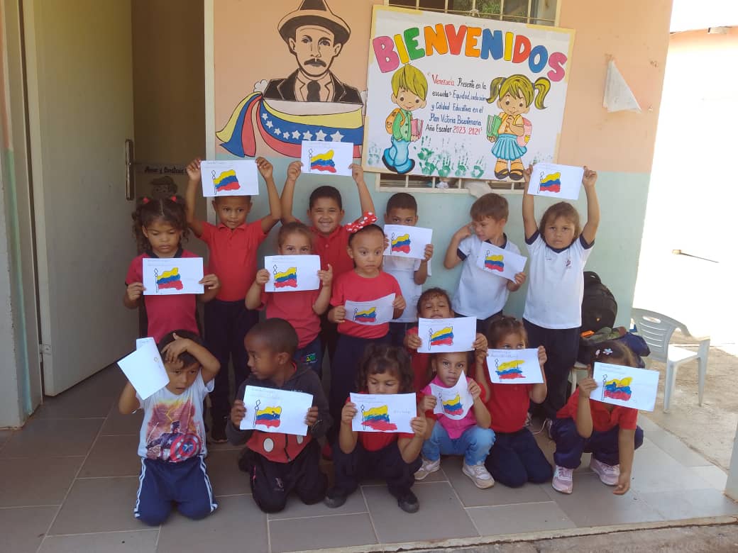 CDCE_PGuardati's tweet photo. #DefiendeElEsequibo
Con bendiciones y amor damos lo mejor a los estudiantes cumpliendo con esmero las líneas pedagógicas del gobierno Bolivariano, desde los espacios del CDCE Parroquia Guardatinajas.
@cdceguarico 
@nercyguere  
@_laavanzadora 
@mppeducacion 
@nicolasmaduro https://t.co/Uy1rEcSTKq