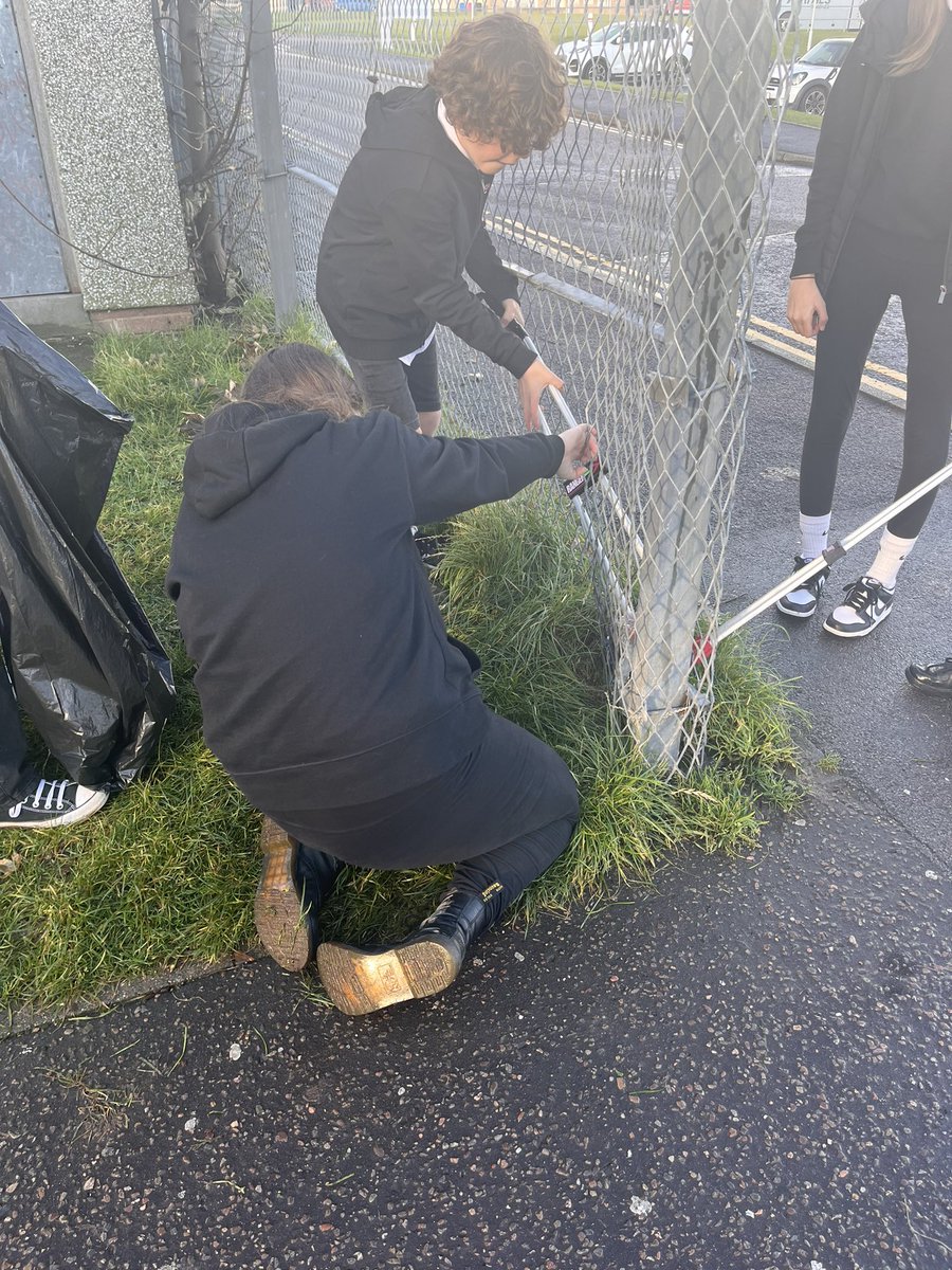 Outstanding determination on our litter pick this morning! Well done 1.4! <a href="/LossiemouthS/">Lossiemouth High School</a> @MrsPetrie3 🌍