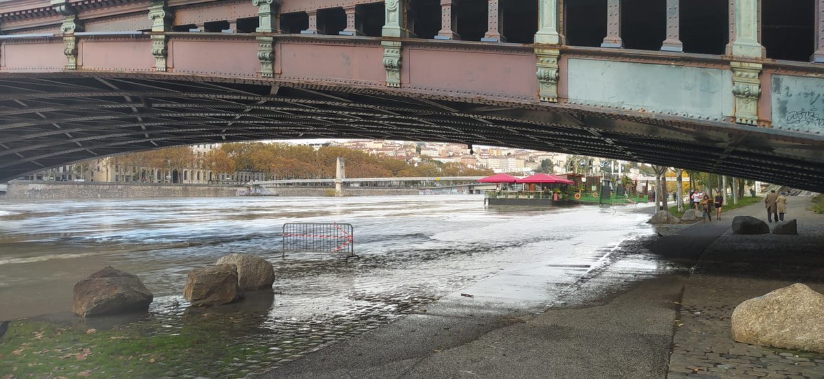 #cyclofutéLyon attention berges peut-être bientôt fermées, le Rhône monte.
Selon les agents du <a href="/grandlyon/">Métropole de Lyon</a> sur place "les barrières interdisant l'accès sont prêtes à être installées au besoin"
