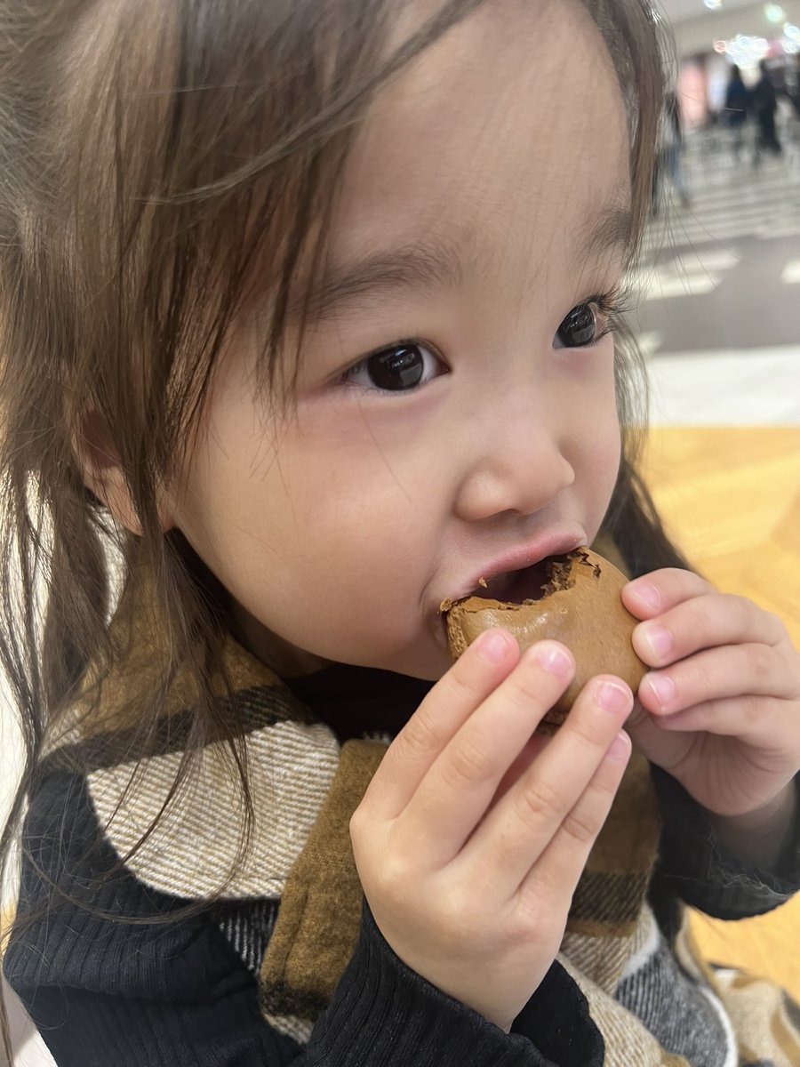 そしてその後lindt(リンツ)にて
アイスショコラドリンクミルクと
チョコのマカロンが今日のスイーツ🩷