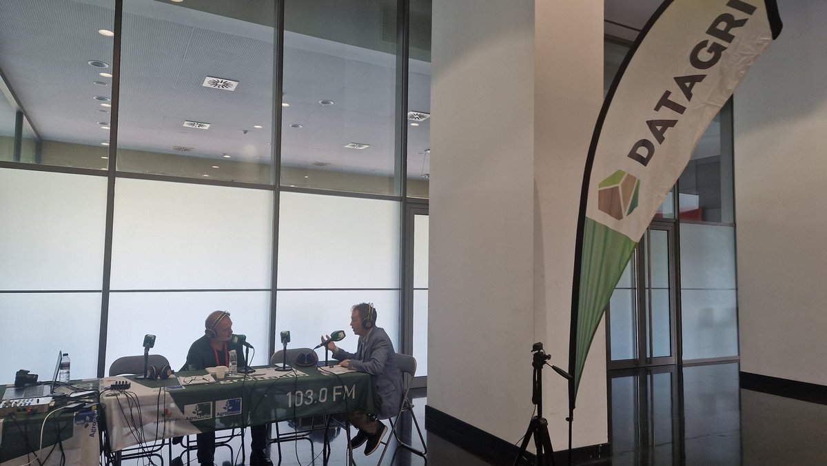 ForoDatAgri's tweet photo. 📻 Mientras da comienzo la sesión de tarde en #DATAGRI2023 los amigos de @agrodifusion continúan entrevistando a protagonistas del evento.

Puedes verlos en directo en su YouTube ➡ https://t.co/1Uoz51LPiv https://t.co/rXRTSfZU8r