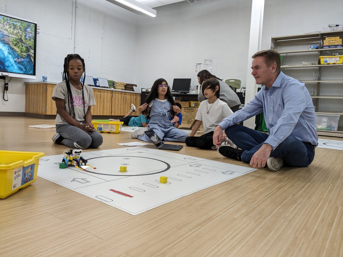 Partnerships in action! FBISD Coding and Robotics Students had the opportunity to make connections with the Lego Education President during his visit to Texas! Thank you @LEGO_Education @FortBendISD @Techtiffany4 @SLMSTitans @FSMSFalcons