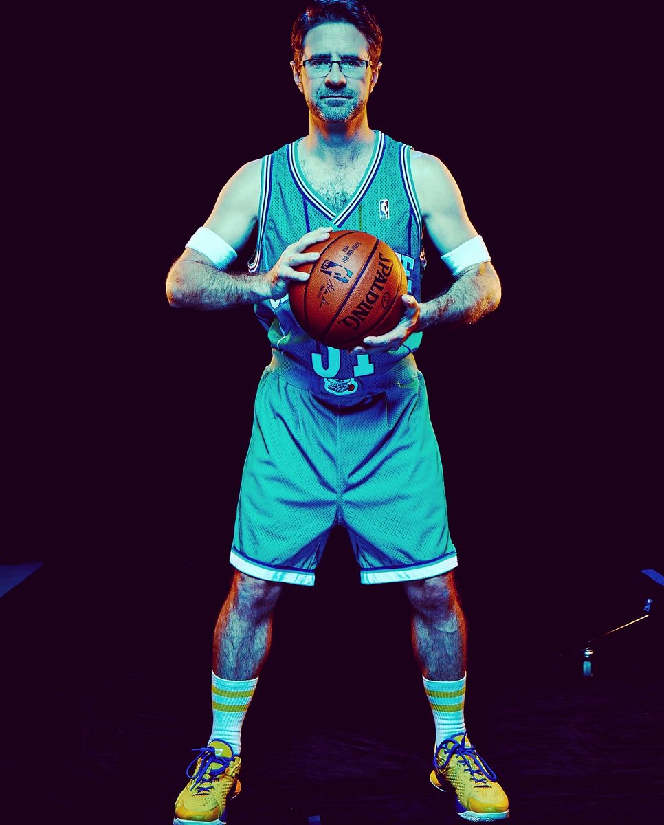 Vrijdagochtend is er weer een nieuwe aflevering van DE DUNK. Dan ontvangen <a href="/bruut/">Bruut - EdwinValent.com</a> en <a href="/pellebaas/">Pelle Baas</a>, naast @sam_planting  en <a href="/sanderlantinga/">Sander Lantinga</a> , ook de ‘International man of mistery’ <a href="/LeighEllis/">Leigh Ellis</a> . Deze oud-presentator van <a href="/NBATV/">NBA TV</a>, The Starters en <a href="/NoDunksInc/">No Dunks</a>  barst v.d. mooie verhalen..