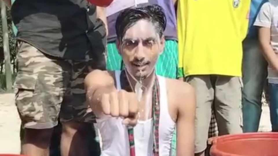 প্রেমে বিয়ে ১১ দিনেই বিচ্ছেদ! ভুল শুধরে দুধ দিয়ে গোসল করে শপথ