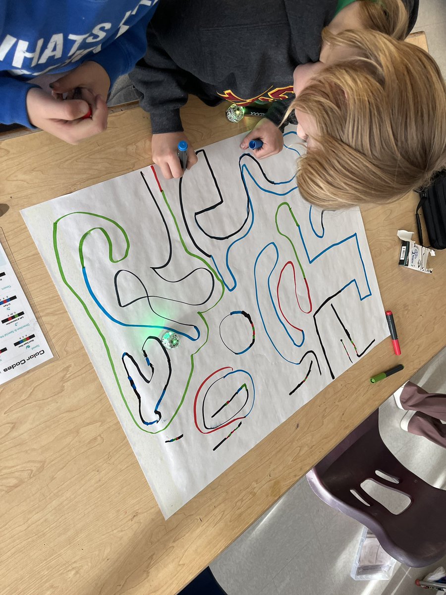 Screenfree robotics with cycle 1 🤖 with #kubo @Sphero indi @Ozobot #beebots @Matatalab #cubelets @CircuitCubes @LEARN_Ped @recitqc @EducationQC @LBPSB