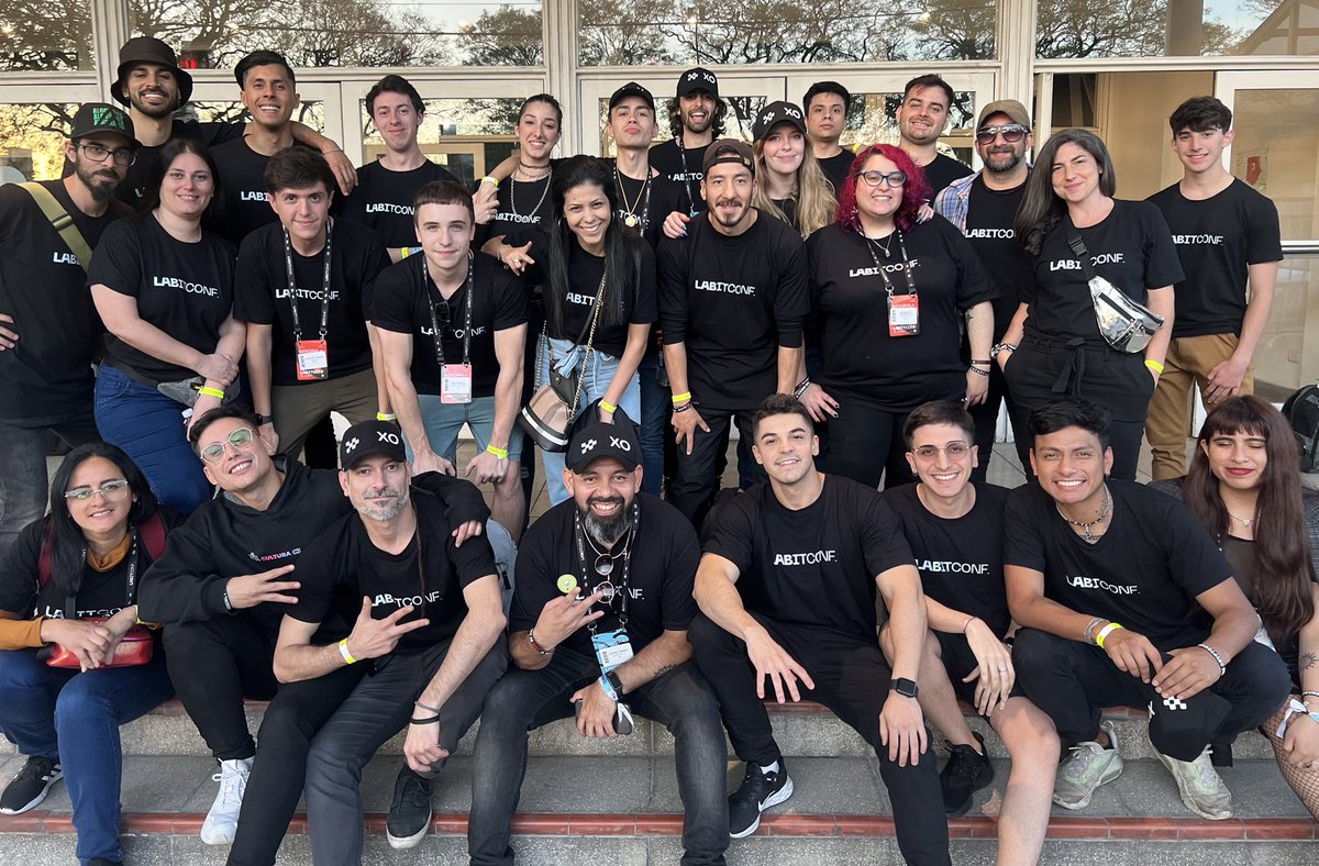 mattsanto_'s tweet image. Equipazo de voluntarios 💜 

#LABITCONF